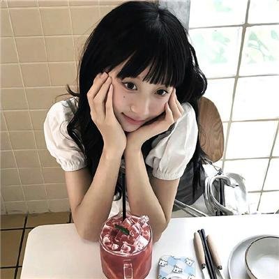 玻璃橱窗中的姑娘
